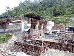 Montagem de cofragem do ponte tráfego da barragem