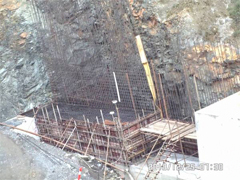 Muro de contenção da margem direita à jusante da barragem